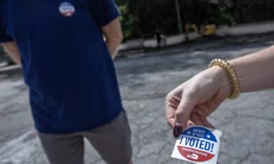 Una persona muestra una pegatina que dice 'Yo voté' después de emitir su voto en el Garaje Histórico de Vizcaya en el primer día de votación anticipada en Florida para las elecciones presidenciales estadounidenses de 2024 en Miami, Florida, EE.UU., 21 de octubre de 2024.EFE/EPA/Cristobal Herrera-Ulashkevich