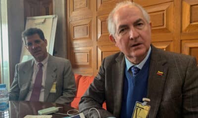 El exalcalde de Caracas, Antonio Ledezma (d), y José Antonio Vega (i), coordinador en España de la campaña de María Corina Machado y Edmundo González Urrutia, este miércoles, en el despacho del partido luso Iniciativa Liberal en el Parlamento de Portugal, donde están recabando apoyos a su causa, en Lisboa. Una delegación de la oposición venezolana inició este miércoles una ronda de contactos con los partidos políticos de Portugal para que el país ibérico reconozca de forma expresa "la victoria electoral de Edmundo González Urrutia" y apoye sus esfuerzos para un mayor reconocimiento internacional. EFE/ssa