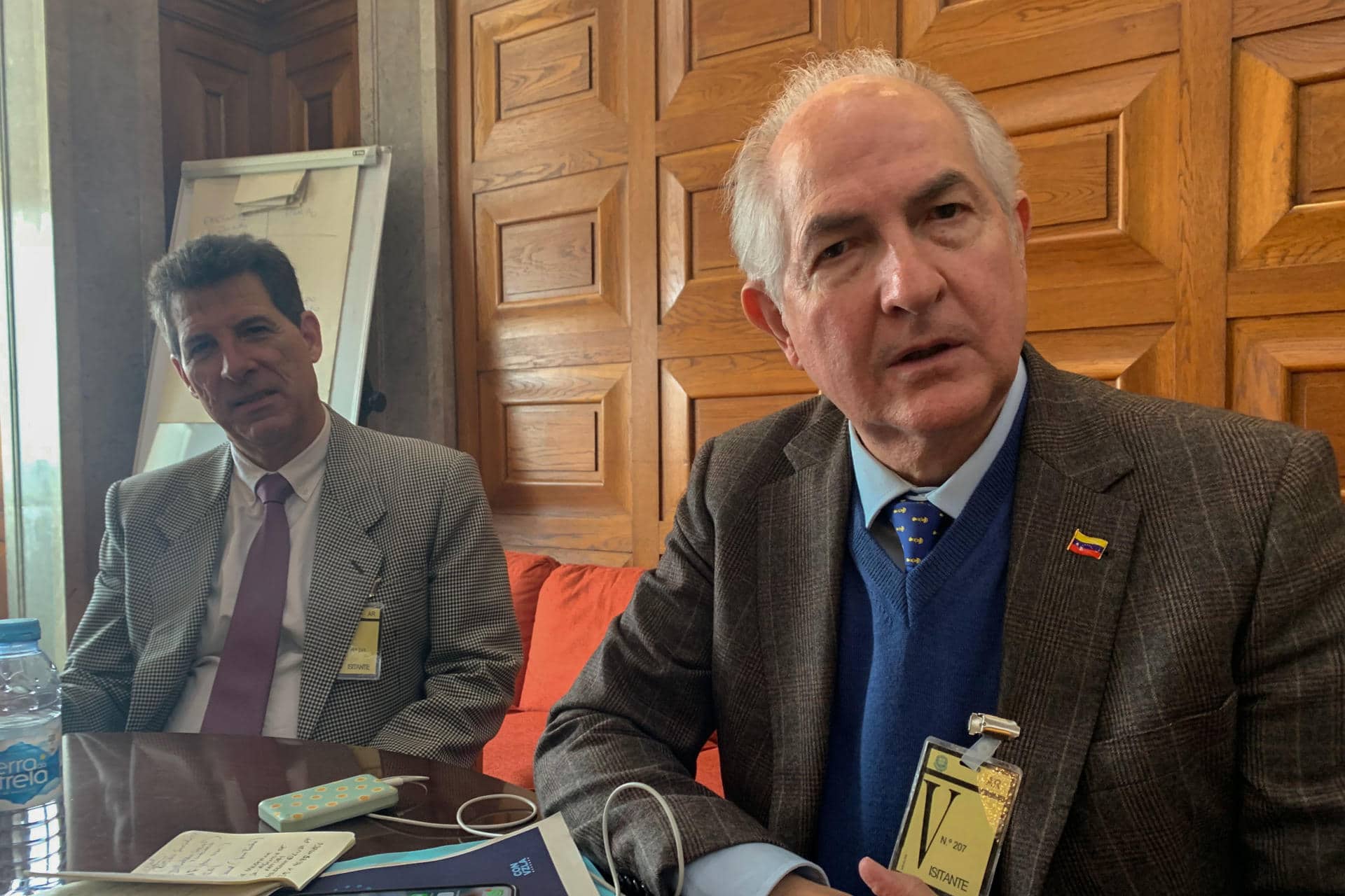 El exalcalde de Caracas, Antonio Ledezma (d), y José Antonio Vega (i), coordinador en España de la campaña de María Corina Machado y Edmundo González Urrutia, este miércoles, en el despacho del partido luso Iniciativa Liberal en el Parlamento de Portugal, donde están recabando apoyos a su causa, en Lisboa. Una delegación de la oposición venezolana inició este miércoles una ronda de contactos con los partidos políticos de Portugal para que el país ibérico reconozca de forma expresa "la victoria electoral de Edmundo González Urrutia" y apoye sus esfuerzos para un mayor reconocimiento internacional. EFE/ssa