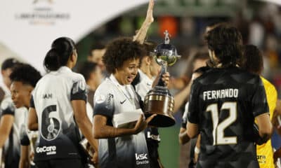 Jugadoras de Corinthians celebran con el trofeo al ganar la Copa Libertadores Femenina. EFE/ Juan Pablo Pino