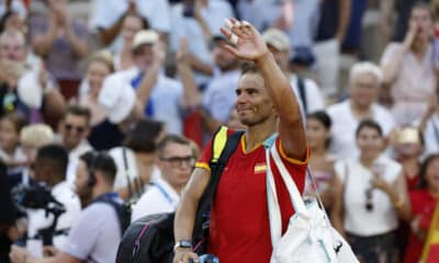 Rafael Nadal saluda a los aficionados tras un partido en los Juegos Olímpicos de París 2024. EFE/ Juanjo Martín