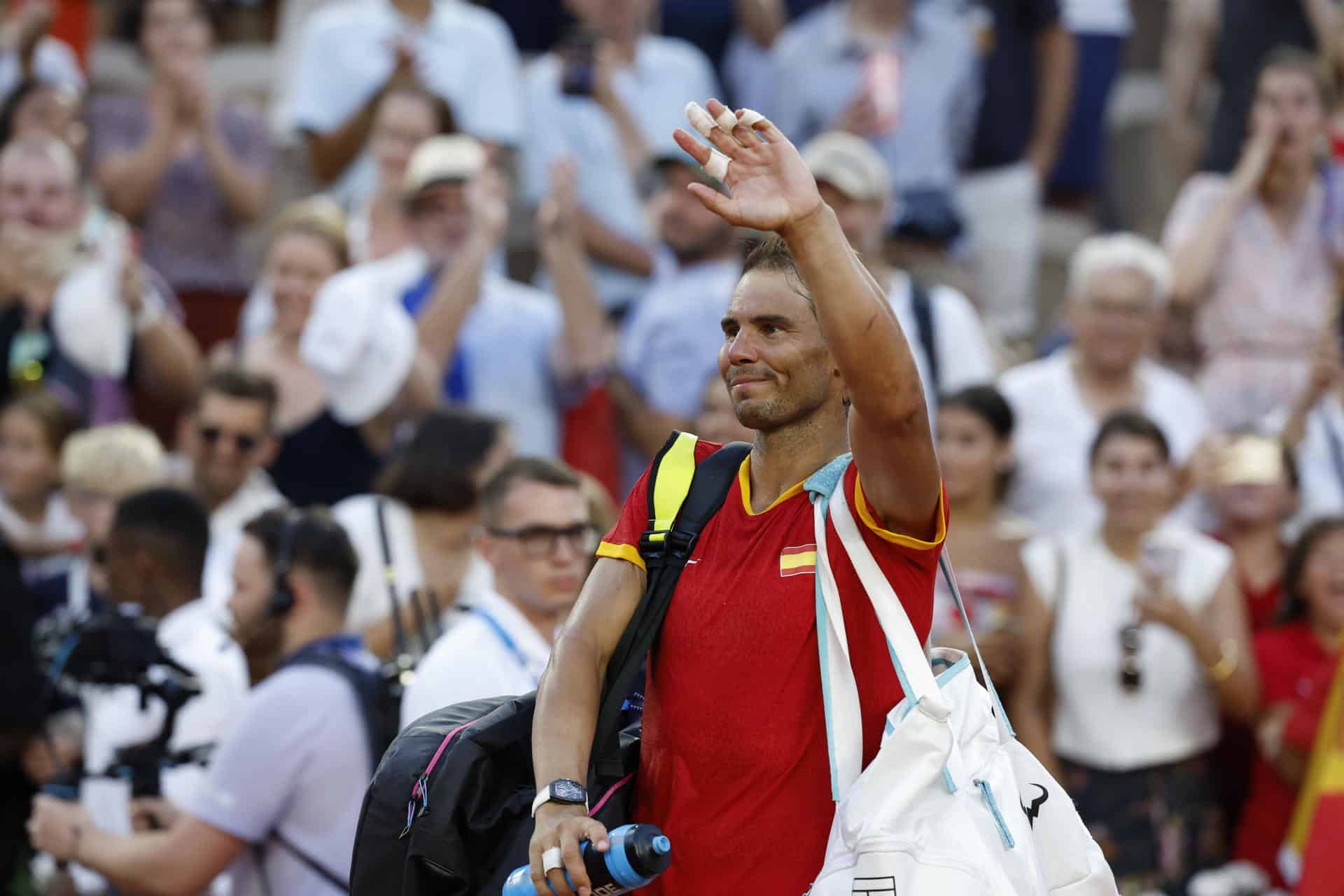 Rafael Nadal saluda a los aficionados tras un partido en los Juegos Olímpicos de París 2024. EFE/ Juanjo Martín