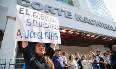 Fotografía de archivo del 11 de abril de 2024 de simpatizantes del exvicepresidente Jorge Glas que se manifiestan a su favor en los exteriores de la Corte Nacional de Justicia en Quito (Ecuador). EFE/ Santiago Fernandez