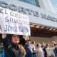 Fotografía de archivo del 11 de abril de 2024 de simpatizantes del exvicepresidente Jorge Glas que se manifiestan a su favor en los exteriores de la Corte Nacional de Justicia en Quito (Ecuador). EFE/ Santiago Fernandez