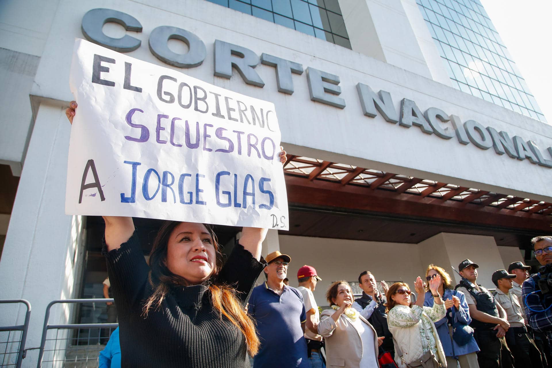 Fotografía de archivo del 11 de abril de 2024 de simpatizantes del exvicepresidente Jorge Glas que se manifiestan a su favor en los exteriores de la Corte Nacional de Justicia en Quito (Ecuador). EFE/ Santiago Fernandez