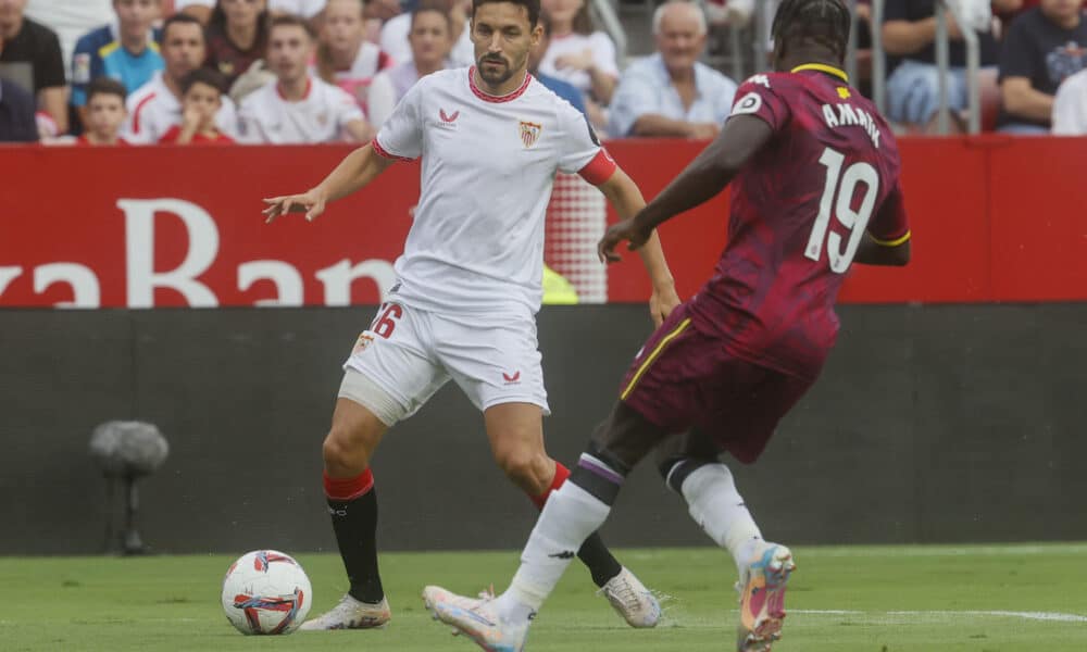 Jesús Navas (i) durante un partido ante el Valladolid. EFE/José Manuel Vidal