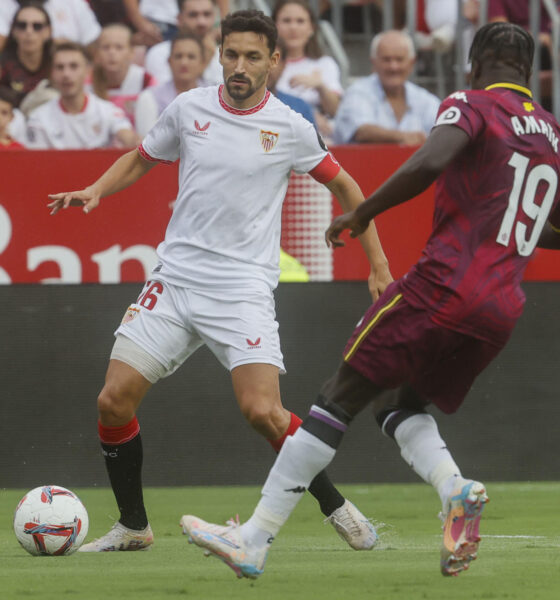 Jesús Navas (i) durante un partido ante el Valladolid. EFE/José Manuel Vidal