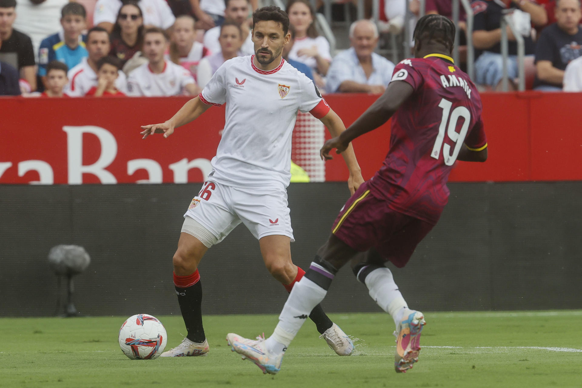 Jesús Navas (i) durante un partido ante el Valladolid. EFE/José Manuel Vidal