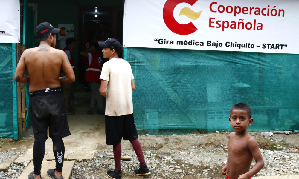 Personas esperan frente a un puesto de salud este martes, en Bajo Chiquito (Panamá). EFE/ Moncho Torres