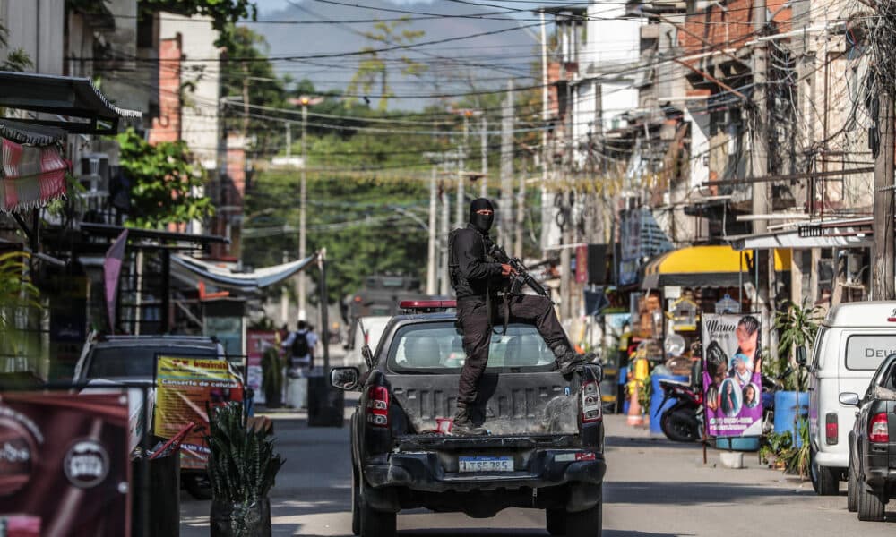 Fotografía de archivo en donde se ven policías militares durante un operativo contra el narcotráfico en una favela deRío de Janeiro (Brasil). EFE/André Coelho