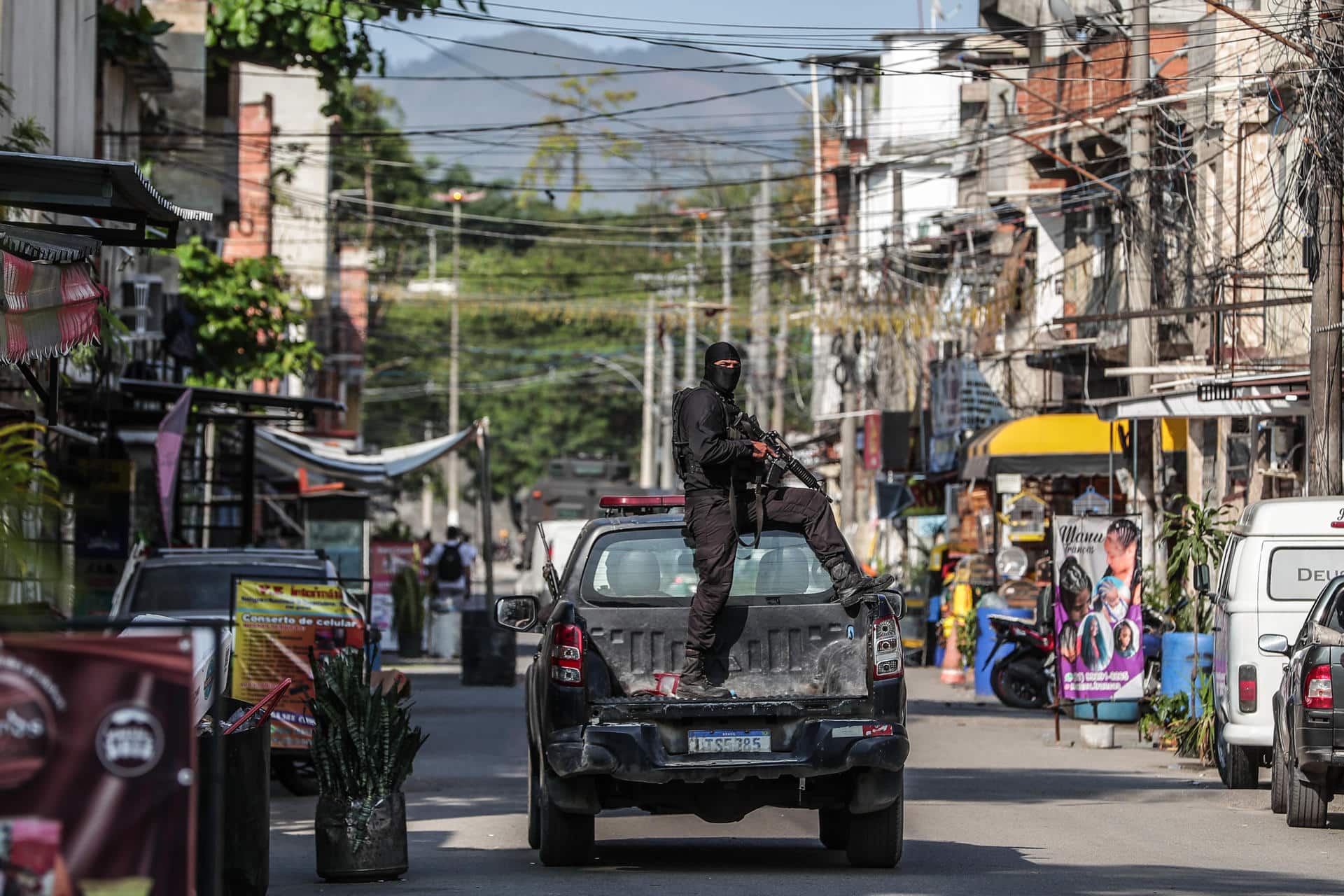 Fotografía de archivo en donde se ven policías militares durante un operativo contra el narcotráfico en una favela deRío de Janeiro (Brasil). EFE/André Coelho