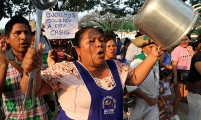 Ciudadanos bolivianos marchan en protesta por el aumento del precio en los alimentos este jueves, en Santa Cruz (Bolivia). EFE/Juan Carlos Torrejón