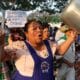 Ciudadanos bolivianos marchan en protesta por el aumento del precio en los alimentos este jueves, en Santa Cruz (Bolivia). EFE/Juan Carlos Torrejón