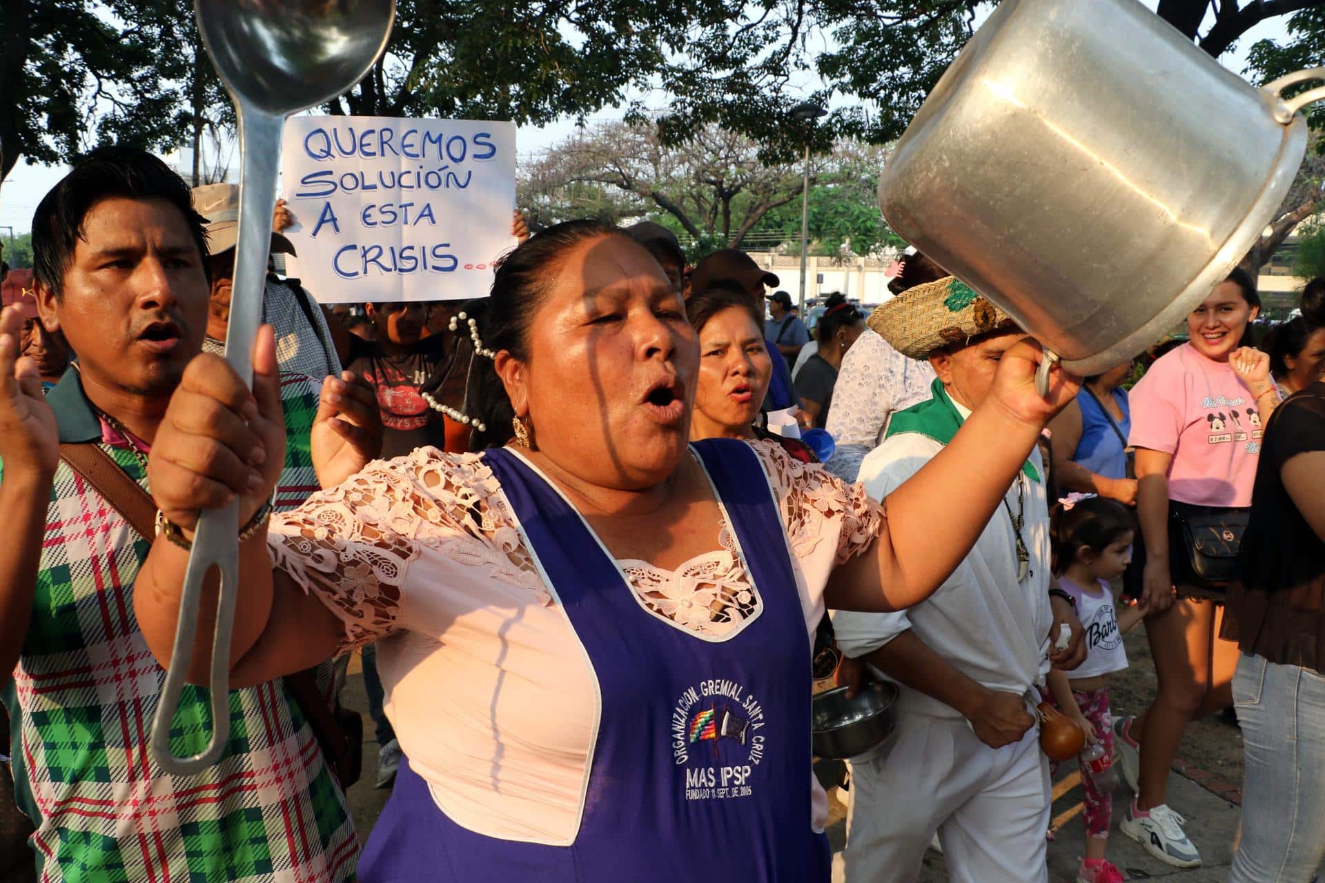 Ciudadanos bolivianos marchan en protesta por el aumento del precio en los alimentos este jueves, en Santa Cruz (Bolivia). EFE/Juan Carlos Torrejón