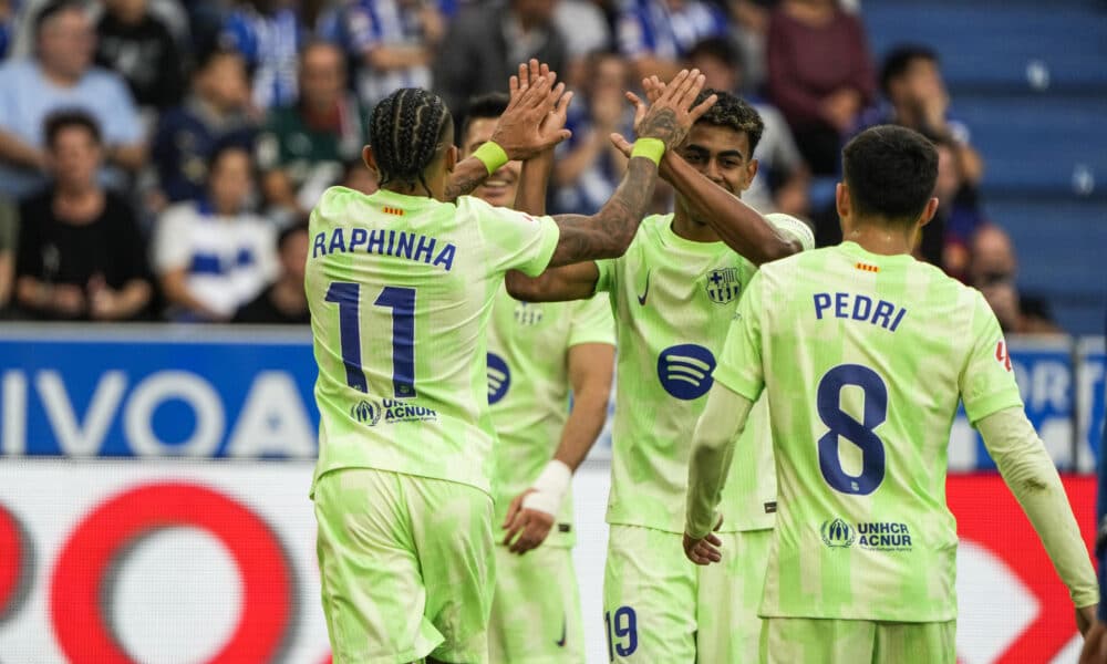 Los jugadores del FC Barcelona celebran uno de los goles marcados por su compañero Robert Lewandowski durante el partido de la novena jornada de Liga que Alavés y Barcelona disputaron en el estadio de Mendizorrotza de Vitoria. EFE/Adrián Ruiz de Hierro