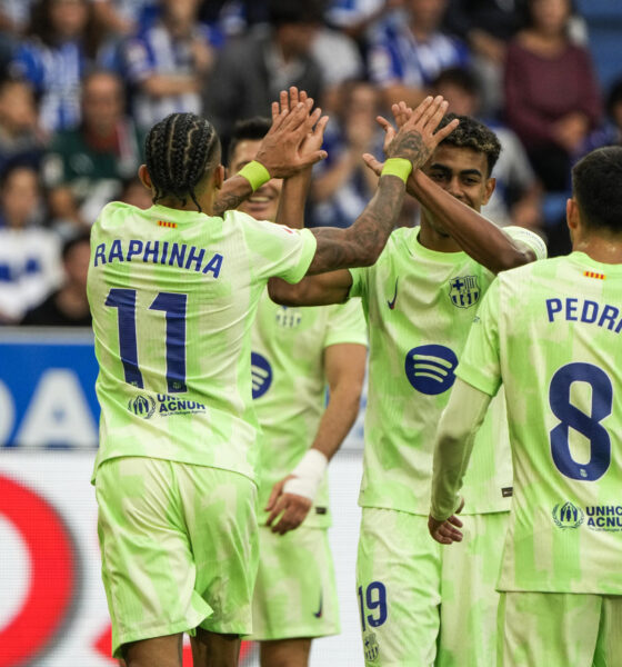 Los jugadores del FC Barcelona celebran uno de los goles marcados por su compañero Robert Lewandowski durante el partido de la novena jornada de Liga que Alavés y Barcelona disputaron en el estadio de Mendizorrotza de Vitoria. EFE/Adrián Ruiz de Hierro