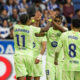 Los jugadores del FC Barcelona celebran uno de los goles marcados por su compañero Robert Lewandowski durante el partido de la novena jornada de Liga que Alavés y Barcelona disputaron en el estadio de Mendizorrotza de Vitoria. EFE/Adrián Ruiz de Hierro