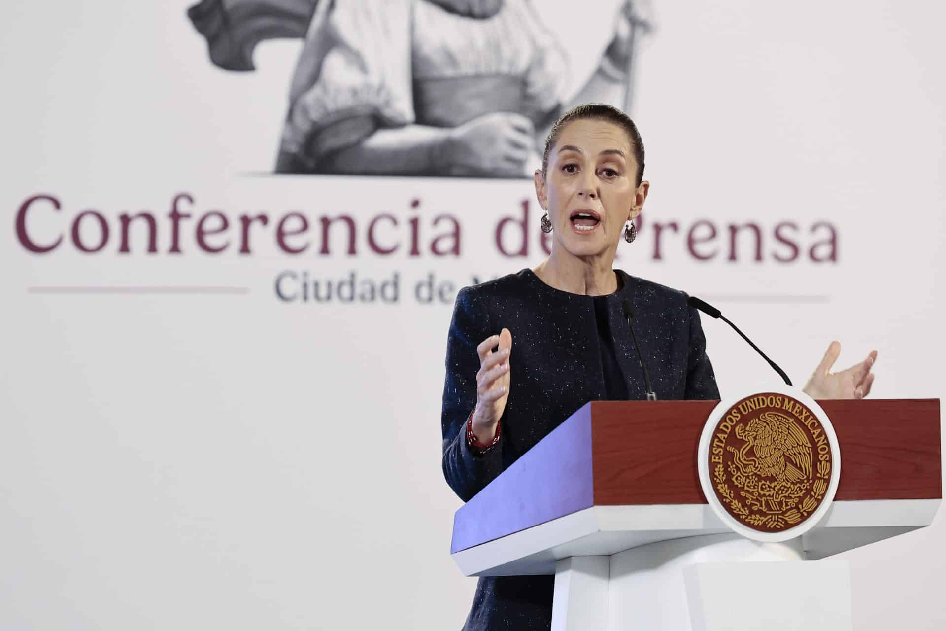 La presidenta de México, Claudia Sheinbaum, participa durante su conferencia de prensa matutina en Palacio Nacional en la Ciudad de México (México). EFE/ José Méndez