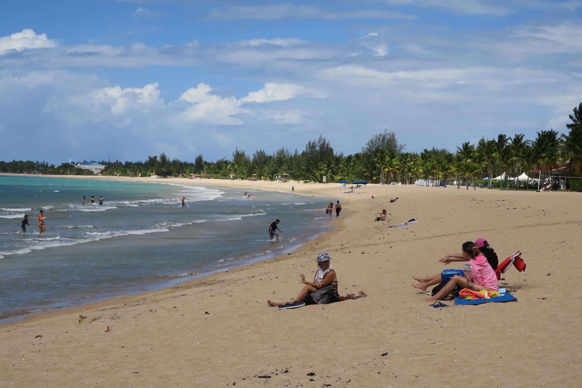 Personas toman el sol en la playa Pine Grove en Isla Verde (Puerto Rico). Archivo. EFE/Jorge Muñiz