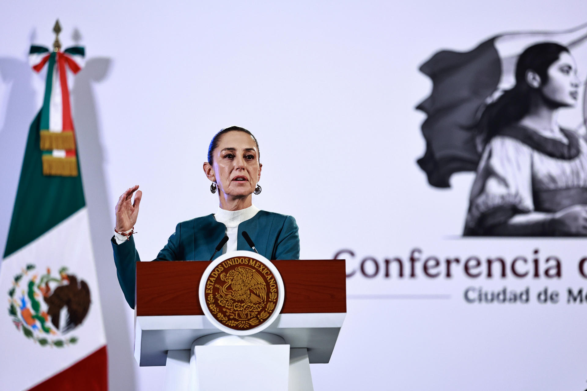 La presidenta de México, Claudia Sheinbaum, habla durante una conferencia de prensa este jueves, ofrecida en Palacio Nacional de la Ciudad de México (México). EFE/ Sáshenka Gutiérrez