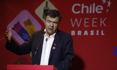 El ministro de Agricultura de Chile, Esteban Valenzuela, habla durante el foro Chile Week Brasil, este lunes en Sao Paulo (Brasil). EFE/ Sebastiao Moreira