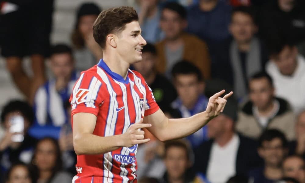 El delantero argentino del Atlético de Madrid Julián Álvarez celebra el gol marcado ante la Real Sociedad, durante el partido de Liga disputado entre Atlético de Madrid y Real Sociedad este domingo en el estadio de Anoeta. EFE/Javi Colmenero