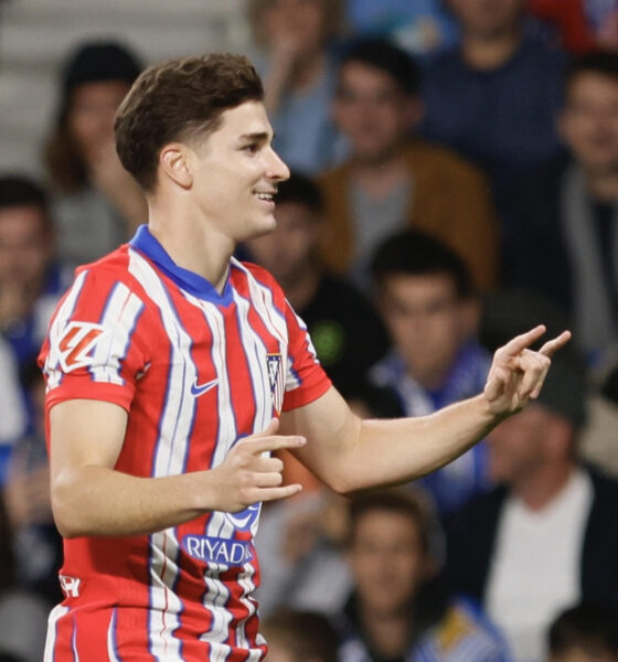 El delantero argentino del Atlético de Madrid Julián Álvarez celebra el gol marcado ante la Real Sociedad, durante el partido de Liga disputado entre Atlético de Madrid y Real Sociedad este domingo en el estadio de Anoeta. EFE/Javi Colmenero