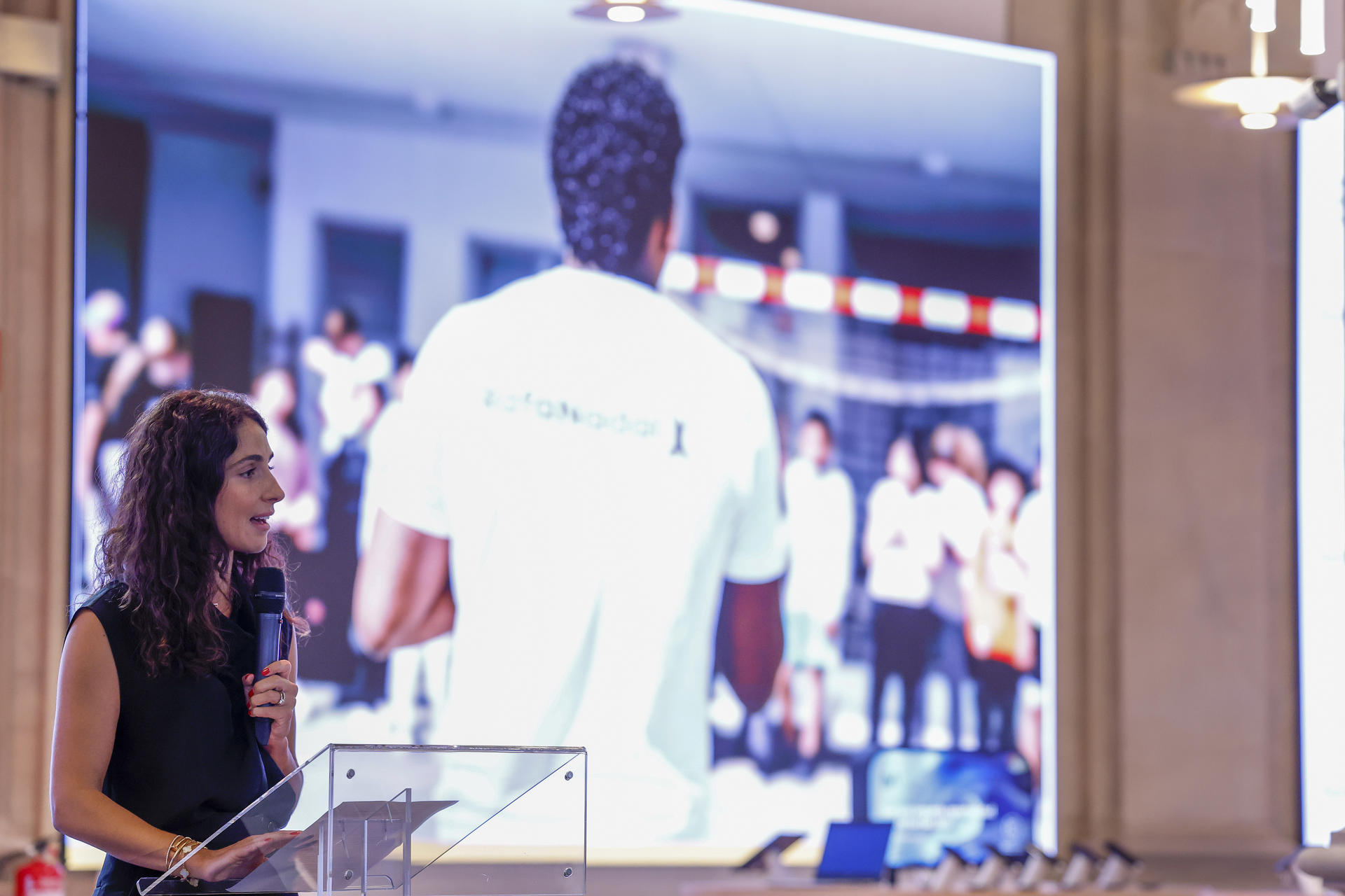 La directora de la Fundación Rafa Nadal y esposa del tenista Xisca Perelló (i), durante la presentación III Premios Fundación Rafa Nadal, este lunes en Madrid.-EFE/ Javier Lizón