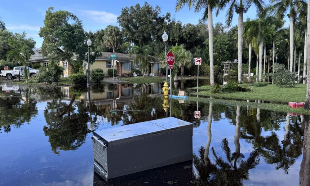 Fotografía de una calle inundada tras el paso del huracán Milton, este jueves en Fort Myers (Estados Unidos).. EFE/ Octavio Guzmán