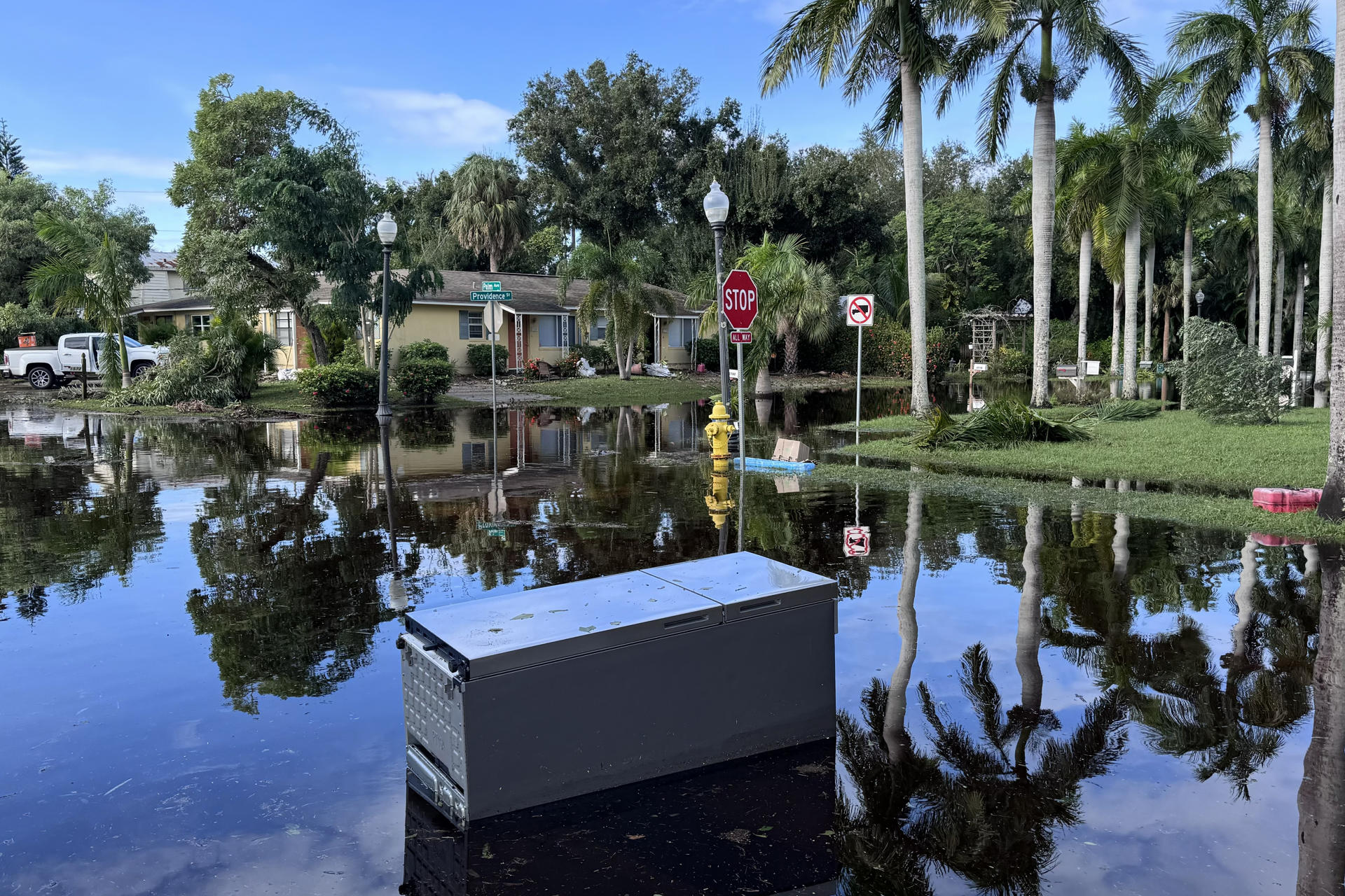 Fotografía de una calle inundada tras el paso del huracán Milton, este jueves en Fort Myers (Estados Unidos).. EFE/ Octavio Guzmán