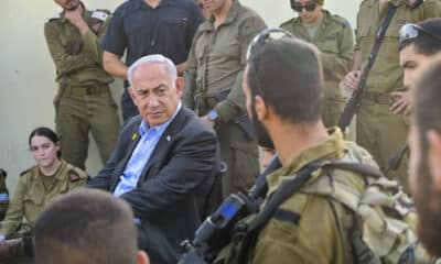 El primer ministro de Israel, Benjamín Netanyahu, visita el pasado lunes la base militar de Golani, junto a la norteña ciudad de Haifa, donde un dron de Hizbulá mató a cuatro soldados israelíes e hirió a otros 67. Netanyahu aseguró hoy que el país seguirá atacando "sin piedad a Hizbulá en todo el Líbano, también en Beirut". EFE/ Oficina Del Primer Ministro SÓLO USO EDITORIAL / SÓLO DISPONIBLE PARA ILUSTRAR LA NOTICIA QUE ACOMPAÑA (CRÉDITO OBLIGATORIO)