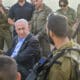 El primer ministro de Israel, Benjamín Netanyahu, visita el pasado lunes la base militar de Golani, junto a la norteña ciudad de Haifa, donde un dron de Hizbulá mató a cuatro soldados israelíes e hirió a otros 67. Netanyahu aseguró hoy que el país seguirá atacando "sin piedad a Hizbulá en todo el Líbano, también en Beirut". EFE/ Oficina Del Primer Ministro SÓLO USO EDITORIAL / SÓLO DISPONIBLE PARA ILUSTRAR LA NOTICIA QUE ACOMPAÑA (CRÉDITO OBLIGATORIO)