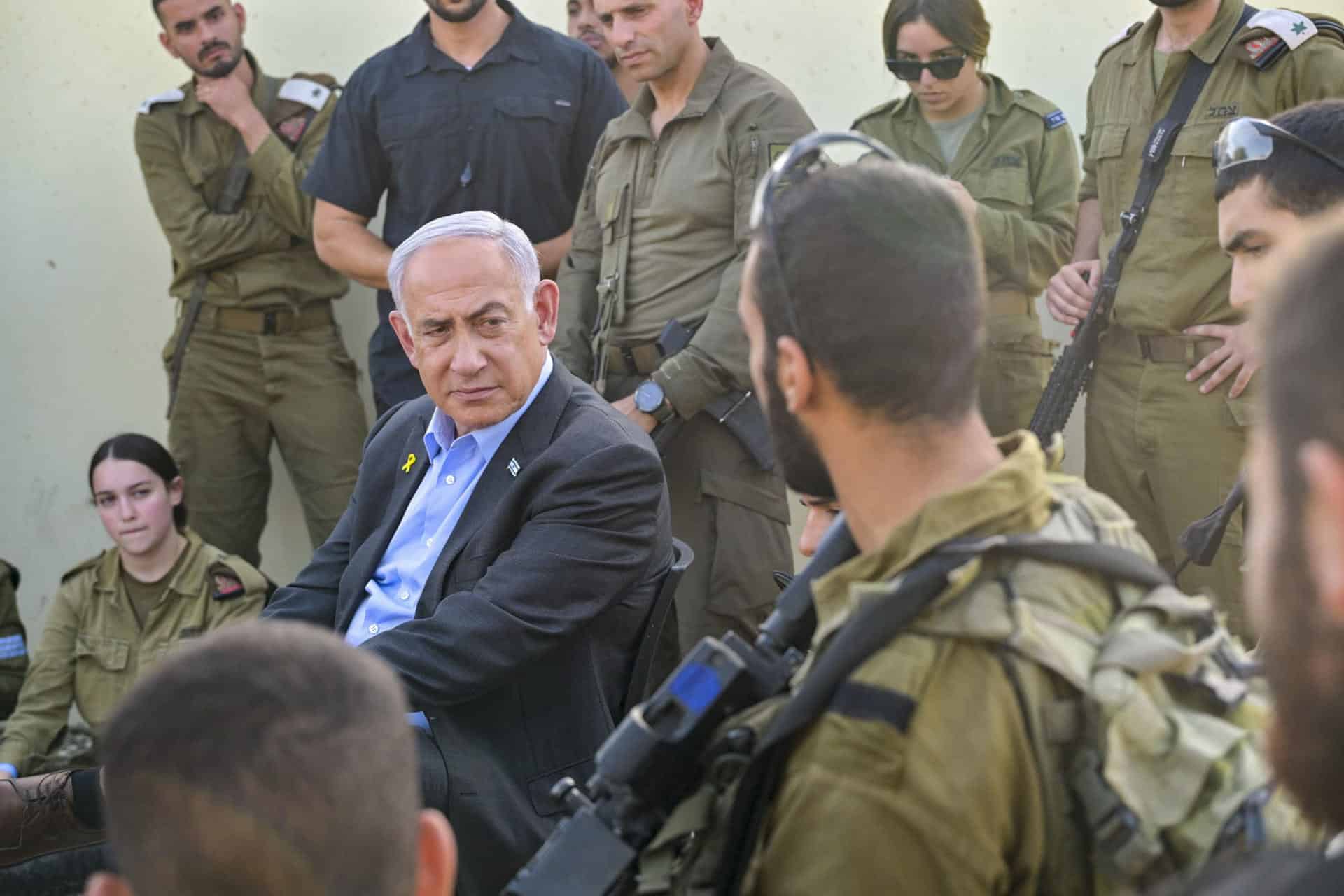 El primer ministro de Israel, Benjamín Netanyahu, visita el pasado lunes la base militar de Golani, junto a la norteña ciudad de Haifa, donde un dron de Hizbulá mató a cuatro soldados israelíes e hirió a otros 67. Netanyahu aseguró hoy que el país seguirá atacando "sin piedad a Hizbulá en todo el Líbano, también en Beirut". EFE/ Oficina Del Primer Ministro SÓLO USO EDITORIAL / SÓLO DISPONIBLE PARA ILUSTRAR LA NOTICIA QUE ACOMPAÑA (CRÉDITO OBLIGATORIO)