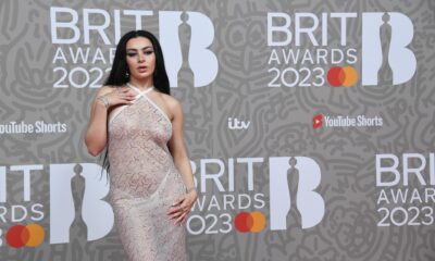 Fotografía de archivo el 11 de febrero de 2024 de la cantante británica Charlie XCX a su llegada a los premios BRIT, en el arena O2 de Londres (Reino Unido). EFE/EPA/Andy Rain