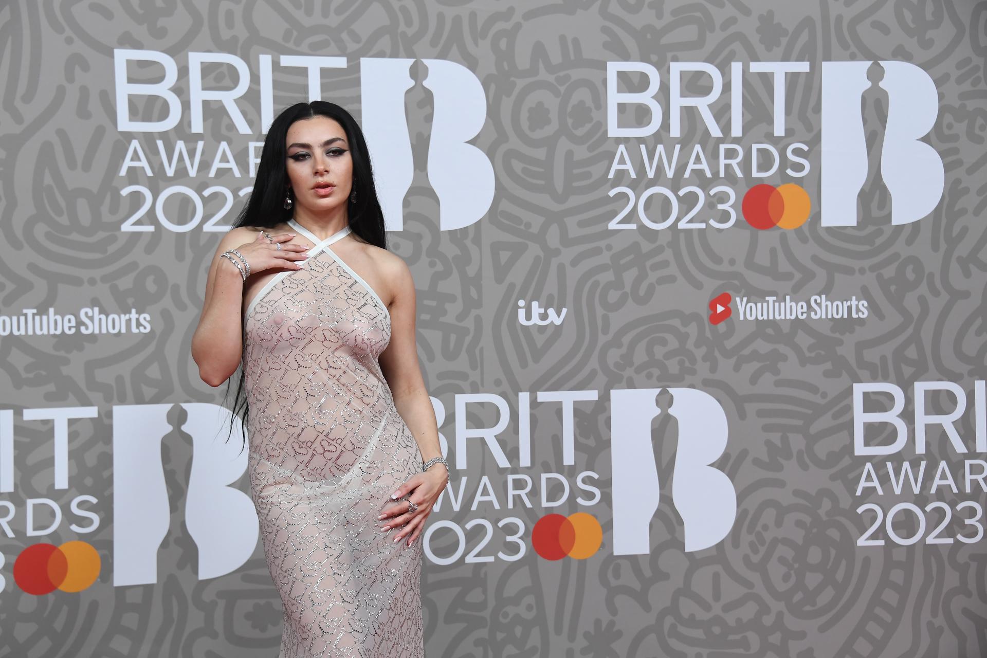 Fotografía de archivo el 11 de febrero de 2024 de la cantante británica Charlie XCX a su llegada a los premios BRIT, en el arena O2 de Londres (Reino Unido). EFE/EPA/Andy Rain