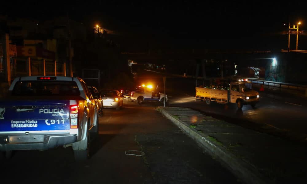 Fotografía de archivo de militares que realizan controles en las calles de Quito durante los apagones por la crisis energética en Ecuador. EFE/ José Jácome