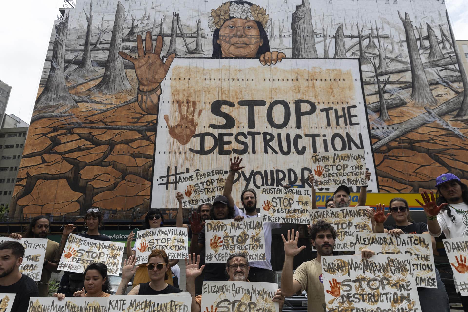 Fotografía aérea tomada con un dron que muestra un enorme mural pintado con cenizas procedentes de los incendios que asolan Brasil, inaugurado este miércoles en São Paulo (Brasil) para reclamar a las empresas agrícolas un freno a la deforestación en la Amazonía. EFE/ Isaac Fontana