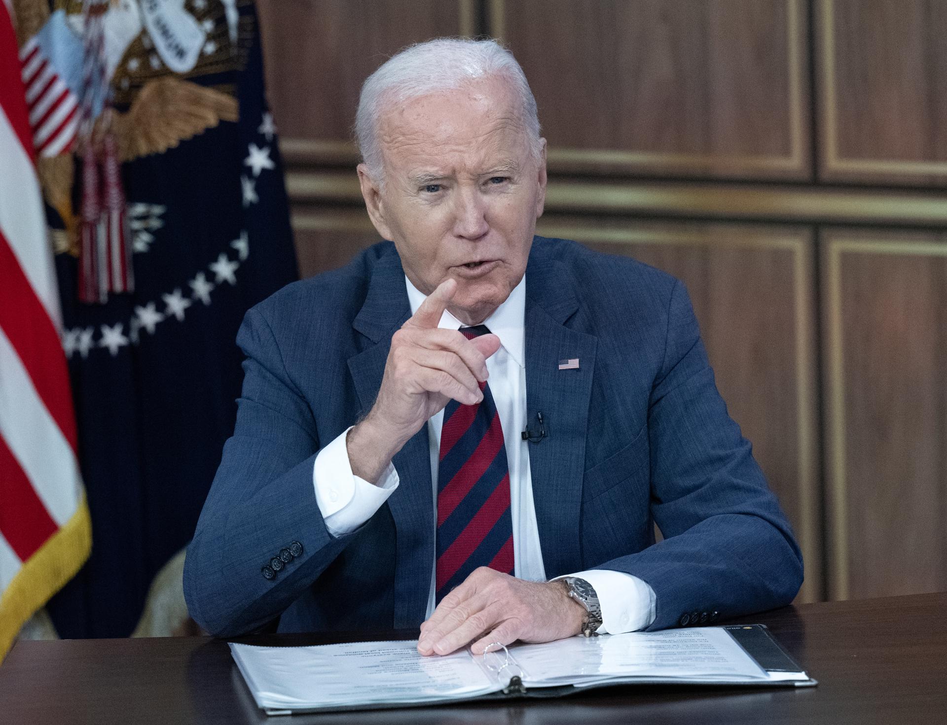 El presidente de los Estados Unidos, Joe Biden, participa en una reunión informativa sobre huracanes en el Auditorio South Court del Edificio de Oficinas Ejecutivas Eisenhower en el campus de la Casa Blanca en Washington, DC. EFE/RON SACHS