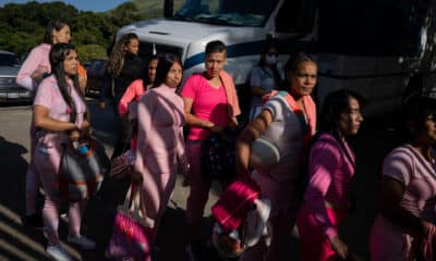 Fotografía de archivo de un grupo de reclusas representantes del Instituto Nacional de Orientación Femenina (INOF) en el Polideportivo de la Hacienda Santa Teresa, en El Consejo, estado Aragua (Venezuela). EFE/ Rayner Peña R