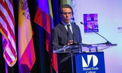 El expresidente del Gobierno español, José María Aznar, habla durante el IX Diálogo Presidencial del Grupo IDEA sobre democracia de ciudadanos y migraciones, este jueves en el Miami Dade College (MDC), en Miami, Florida (Estados Unidos). EFE/ Giorgio Viera