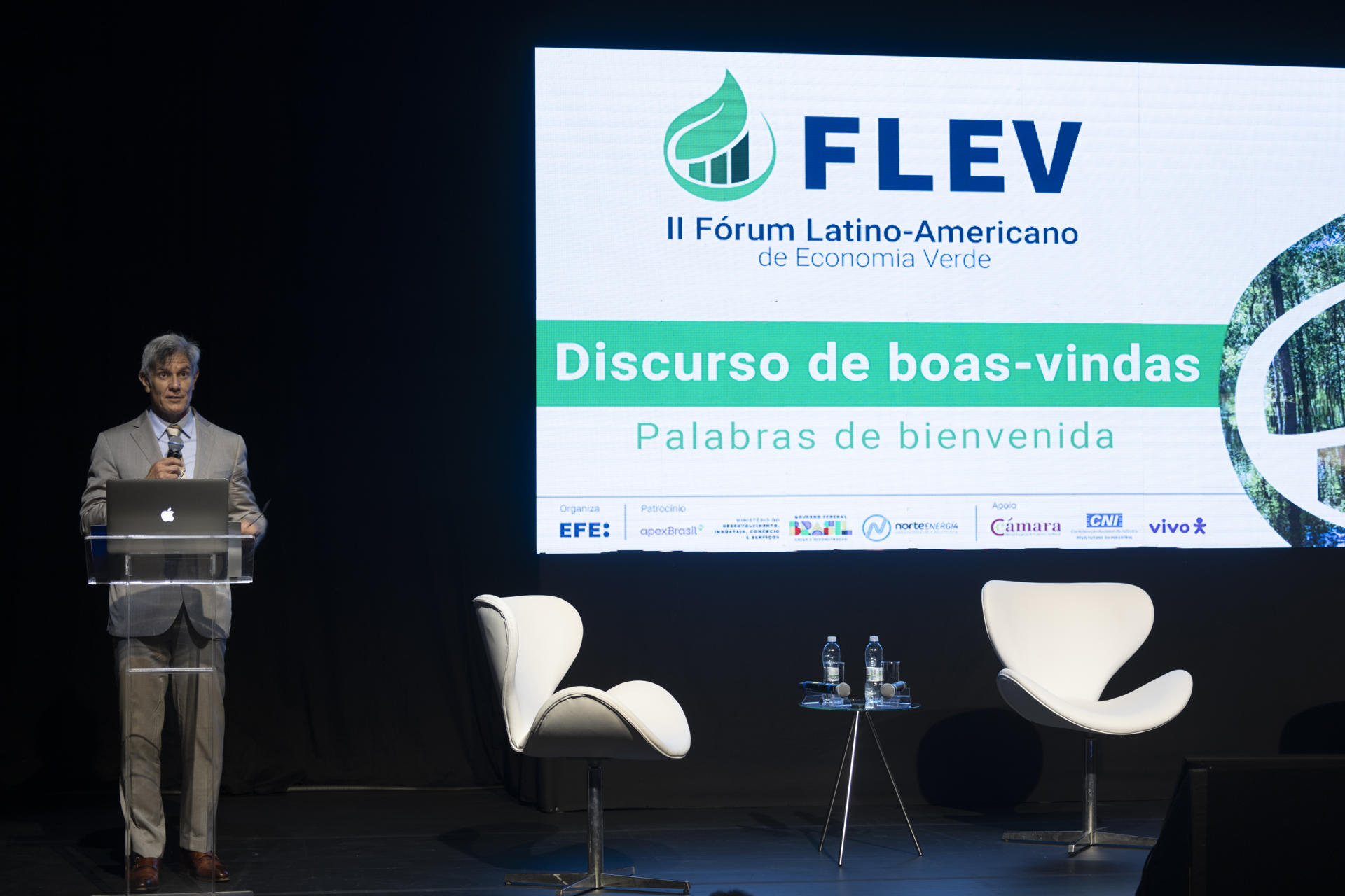 El director Editorial de América EFE, Manuel Fuentes García, habla durante el segundo día del II Foro Latinoamericano de Economía Verde, este miércoles en São Paulo (Brasil). EFE/ Isaac Fontana