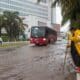 Imagen de archivo de un hombre que destapa un desagüe en una vía inundada debido a las intensas lluvias provocadas en Cancún (México). EFE/Lourdes Cruz