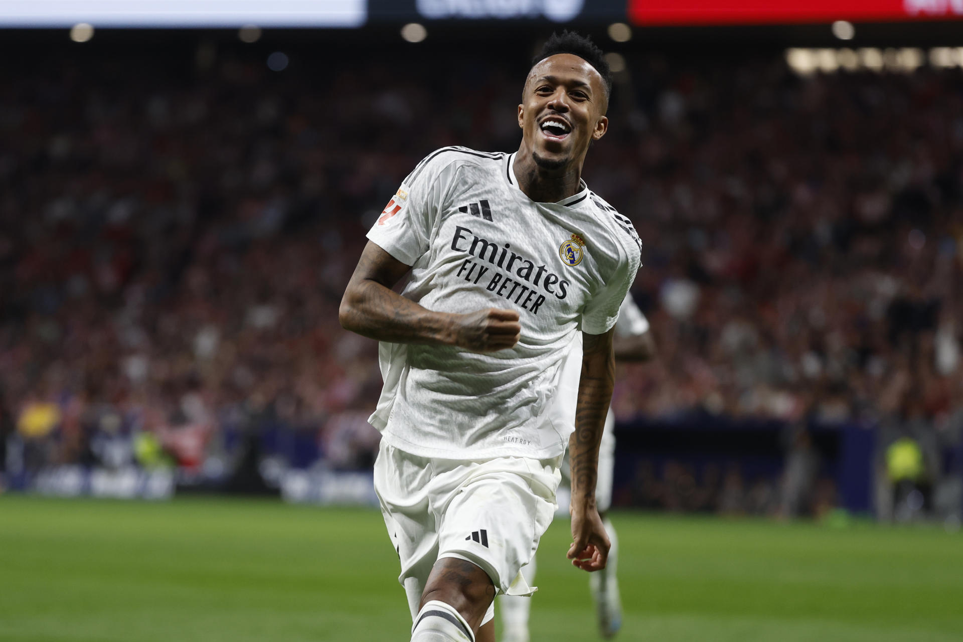 El defensa del Real Madrid Éder Militao celebra tras marcar ante el Atlético, en una foto de archivo. EFE/JJ Guillén