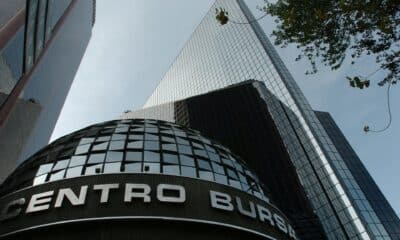 Imagen de archivo de una vista general del edificio de la Bolsa Mexicana de Valores, ubicado en la avenida Paseo de la Reforma de la Ciudad de México. EFE/David de la Paz