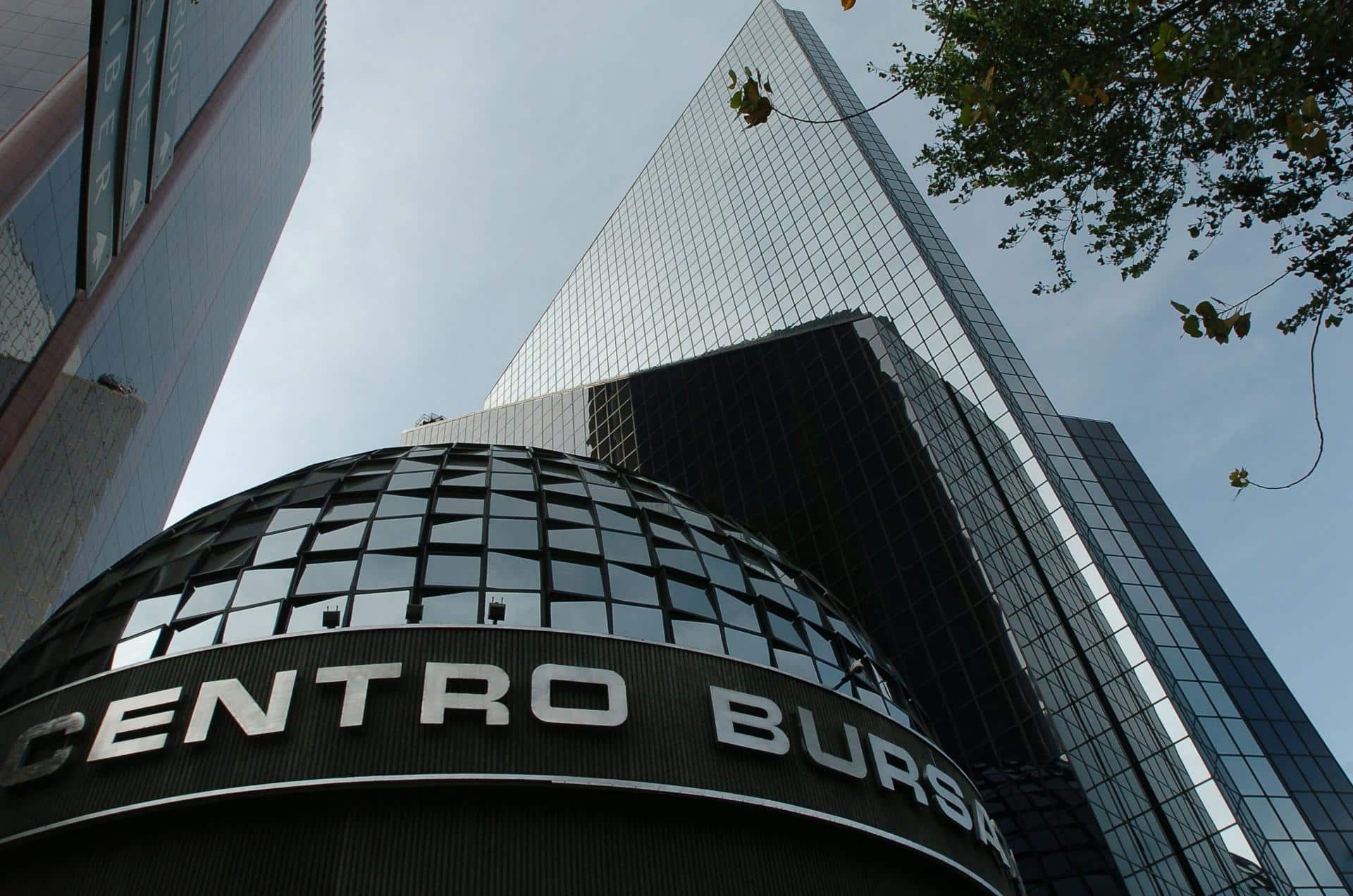 Imagen de archivo de una vista general del edificio de la Bolsa Mexicana de Valores, ubicado en la avenida Paseo de la Reforma de la Ciudad de México. EFE/David de la Paz