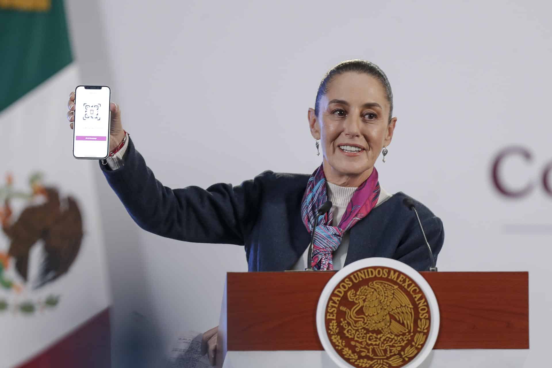 La presidente de México Claudia Sheinbaum, habla este miércoles durante una rueda en Palacio Nacional de la Ciudad de México (México). EFE/ Isaac Esquivel