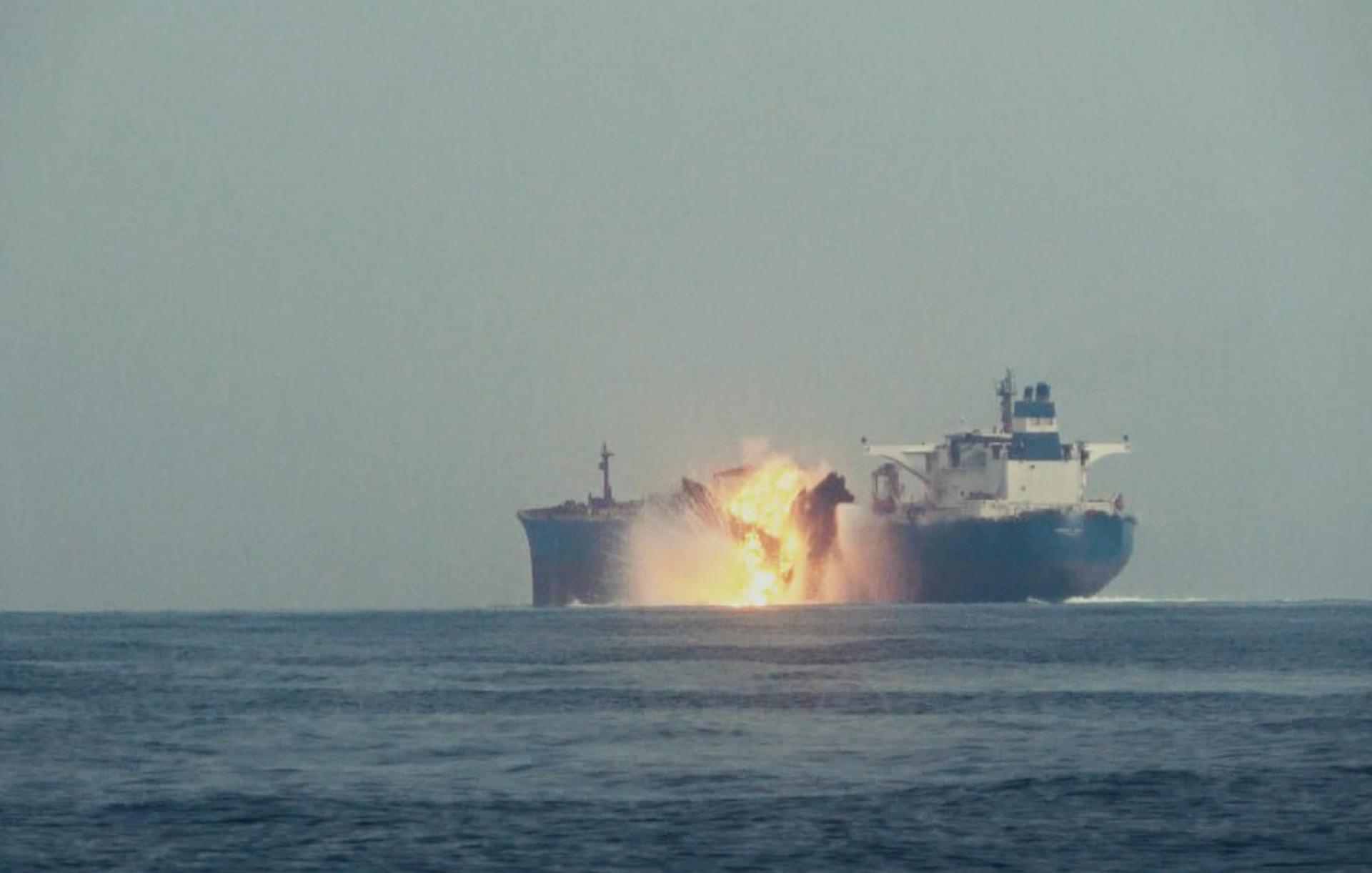 Captura de pantalla cedida por el centro de comunicaciones de los Hutíes donde se observa una explosión en el buque petrolero británico Cordelia Moon, luego de una ataque de un barco explosivo no tripulado en el Mar Rojo, este martes. EFE/ EPA/ Houthis Media Center