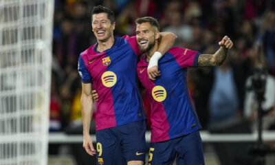 El delantero del FC Barcelona Robert Lewandowski (i) celebra con Íñigo Martínez su segundo gol, cuarto del equipo blaugrana, durante el encuentro correspondiente a la segunda jornada de la Liga de Campeones que disputaron FC Barcelona y Young Boys en el Estadio Olímpico Lluis Companys, en Barcelona. EFE/Alejandro García