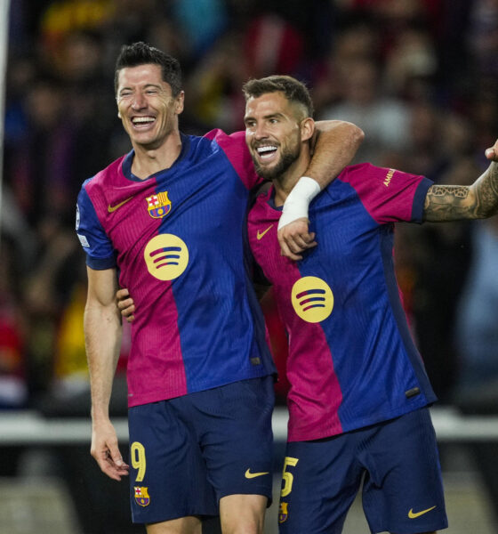 El delantero del FC Barcelona Robert Lewandowski (i) celebra con Íñigo Martínez su segundo gol, cuarto del equipo blaugrana, durante el encuentro correspondiente a la segunda jornada de la Liga de Campeones que disputaron FC Barcelona y Young Boys en el Estadio Olímpico Lluis Companys, en Barcelona. EFE/Alejandro García