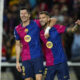 El delantero del FC Barcelona Robert Lewandowski (i) celebra con Íñigo Martínez su segundo gol, cuarto del equipo blaugrana, durante el encuentro correspondiente a la segunda jornada de la Liga de Campeones que disputaron FC Barcelona y Young Boys en el Estadio Olímpico Lluis Companys, en Barcelona. EFE/Alejandro García